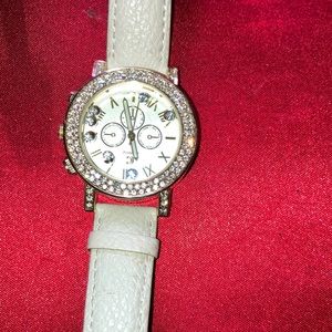Watch quartz with crystals white and gold